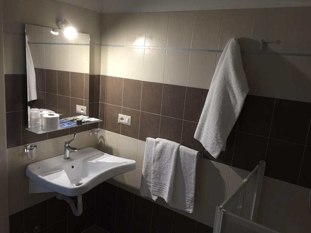 Hotel Montecarlo Milan Ruang foto