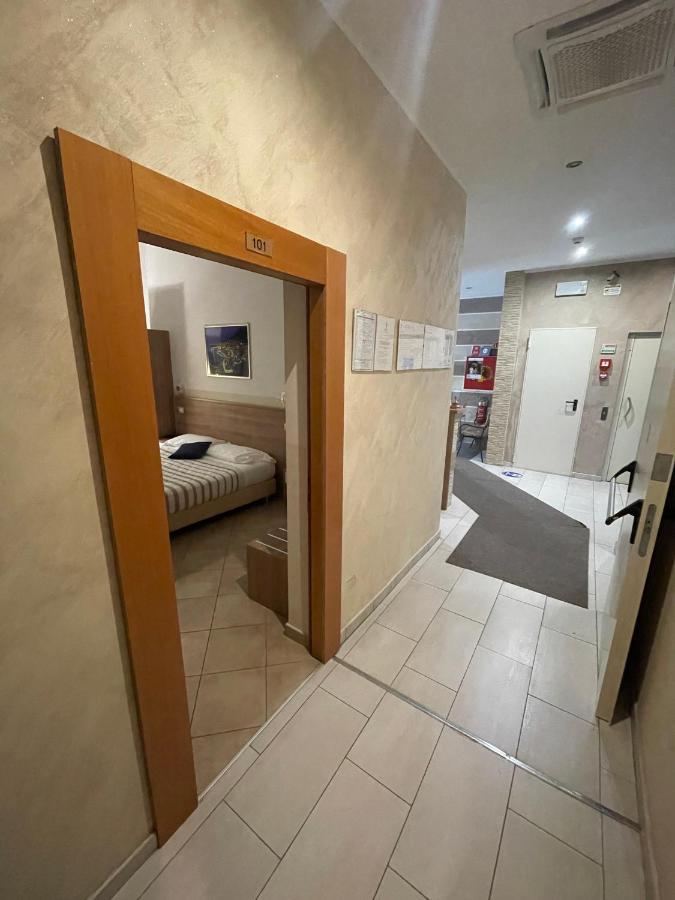 Hotel Montecarlo Milan Bagian luar foto