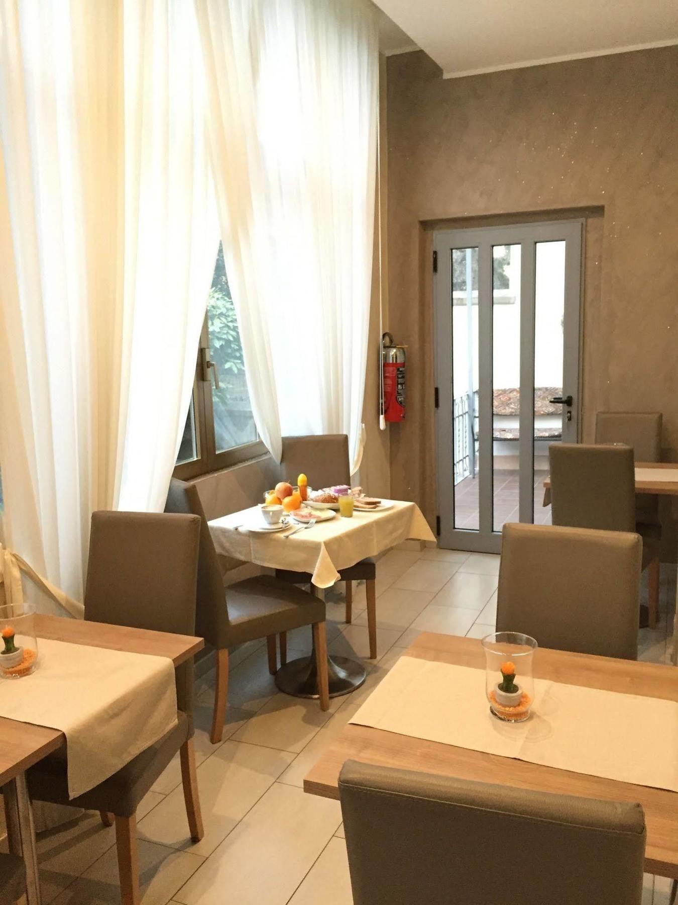 Hotel Montecarlo Milan Bagian luar foto